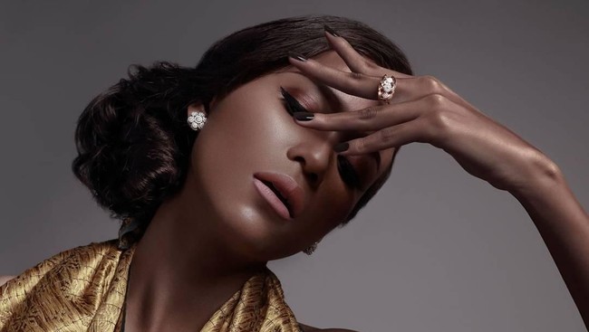 Tampang fierce Iko untuk sebuah pemotretan. Kulit gelapnya menjadi daya tarik tersendiri. (Foto: Instagram/@ikobustomi)