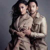 Puteri Indonesia 2013 Whulandary Herman menikah dengan Nik Ibrahim NM Din, pria berkebangsaan Malaysia. Keduanya meresmikan jalinan kasih di Plataran Borobudur, Magelang, 12 Februari 2018. Kini setelah menikah Whulan ikut sang suami tinggal di Negeri Jiran. Nik diketahui menjabat sebagai Associate Director Investments di perusahaan Ekuinas. Foto: Dok. Instagram