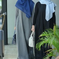 Kaftan bernuansa gelap dipadu kacamata hitam bergaya aviator jadi andalan kedua sahabat ini. (Foto: Instagram/@inekekoesherawati)