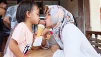  Kompak banget ibu dan anak ini. Satu cone es krim disantapnya berdua. Ini momen saat Khanza baru boleh makan es krim. Wah pasti si kecil Khanza doyan banget ya. Foto: Instagram @poppybungariphat
