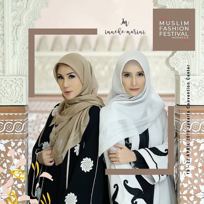 Ineke dan Marini memamerkan gaya modis mereka dengan busana bernuansa monokromatik. (Foto: Instagram/@inekekoesherawati)