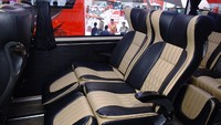 Masuk ke interiornya, terdapat sistem lampu interior dengan empat tema warna, ada modern, classic, luxury dan glory. Lantai bus hadir dengan PVC Vynil flooring. Terdapat opsional toilet kecil di dalam bus. Untuk kapasitas penumpangnya, bus ini bisa menampung hingga 59 orang. Istimewa/Dok. Hino.