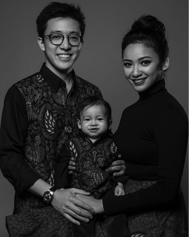 Penyandang gelar Puteri Indonesia 2007, Agni Pratistha menjatuhkan pilihan hatinya pada Ryan Anthony Monoarfa. Mereka menikah 17 Juni 2013 di Amerika Serikat dan kini telah memiliki dua anak. Ryan merupakan mantan pembalap. Foto: Dok. Instagram