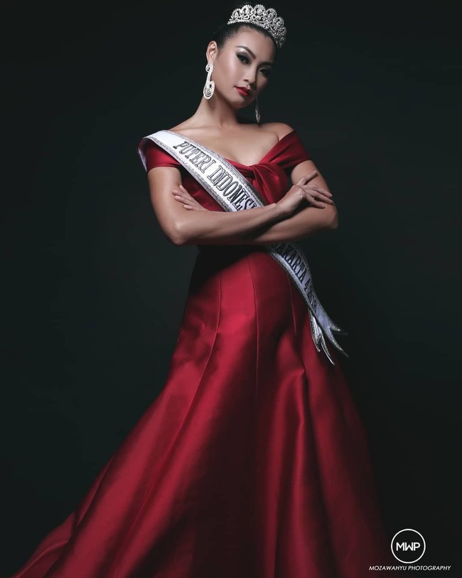 Jesslyn bahkan berhasil menembus 11 besar. Meski tidak mencapai top three, perempuan berusia 26 tahun ini dinobatkan sebagai Puteri Intelegensia 1. Foto: Instagram/@jessquads