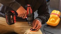 Sepertinya ini karyawan baru di perusahaan pembuat robot. Istimewa/Boredpanda.