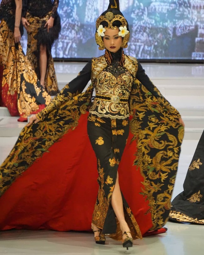 Modeling sendiri bukan dunia yang asing bagi Jesslyn. Beberapa kali ia tampil sebagai model catwalk, salah satunya di fashion show Anne Avantie.  Foto: Instagram/@jessquads