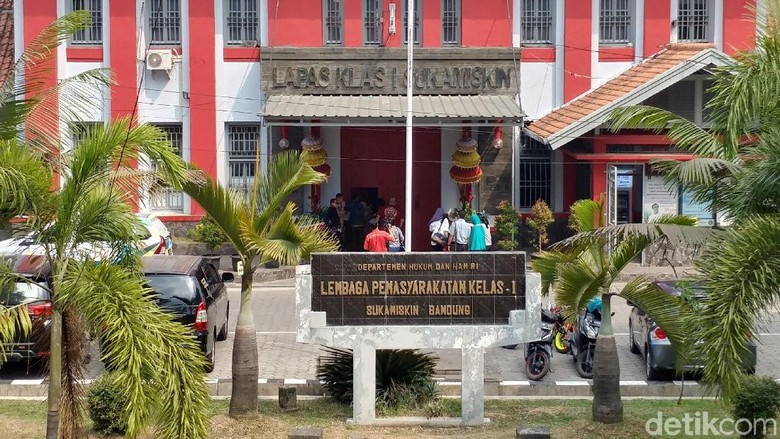 Tumpukan Dolar dan Rupiah di Sel Lapas Sukamiskin Tumpukan Dolar dan Rupiah di Sel Lapas Sukamiskin