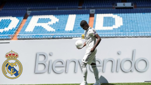 Ronaldo Sambut Vinicius Junior di Bernabeu