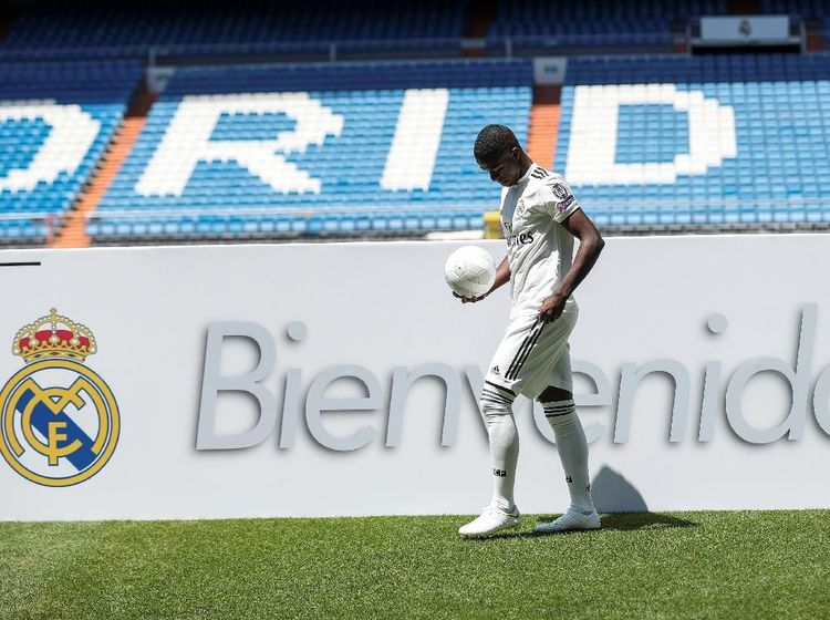 Ronaldo Sambut Vinicius Junior di Bernabeu
