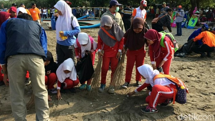 Pelajar Keroyokan Pungut Sampah di Pantai Pangandaran