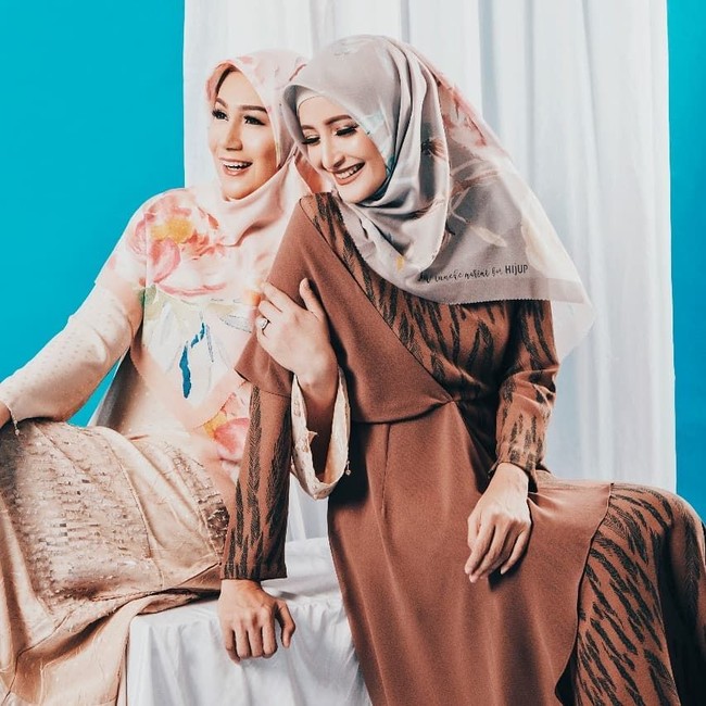 Saling bersahabat, aktris lawas Ineke Koesherawati dan Marini Zumarnis sulit terpisahkan satu sama lain. Keduanya bersahabat sejak akhir 1980an. Saking dekatnya, keduanya pun kompak dalam urusan gaya lewat pilihan busana serasi. (Foto: Instagram/@inekekoesherawati)