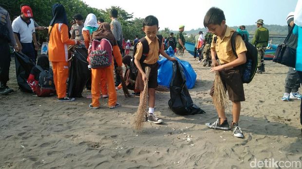 Pelajar Keroyokan Pungut Sampah di Pantai Pangandaran 