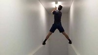 Semoga kaki pria ini tidak tiba-tiba gatal atau kesemutan. Istimewa/Boredpanda.