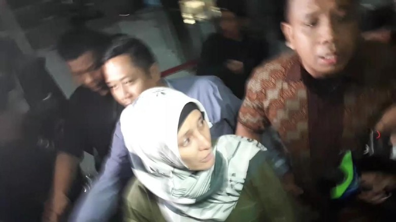 Tinggalkan KPK, Inneke Koesherawati Menangis Tinggalkan KPK, Inneke Koesherawati Menangis