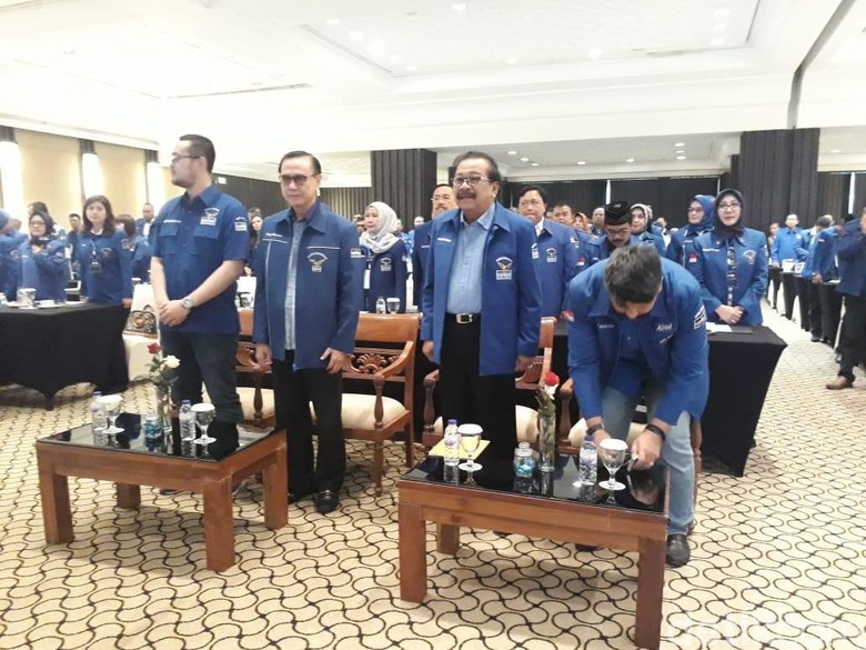 Pakde Karwo Minta DPP PD Pertimbangkan Dukung Jokowi di Pilpres 2019 Pakde Karwo Minta DPP PD Pertimbangkan Dukung Jokowi di Pilpres 2019