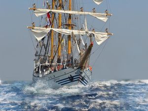 KRI Dewaruci Akan Bawa Obor Asian Games 2018 di Perairan Makassar