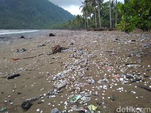 Video: Sampah Berserakan di Bibir Pantai Cengkrong