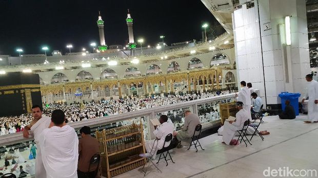 Tawaf Tengah Malam dan Masjidil Haram yang Tak Pernah Sepi