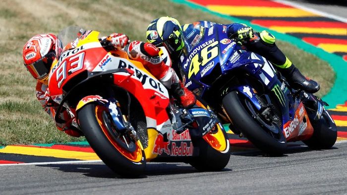 JUDI ONLINE Valentino Rossi menilai Marc Marquez masih bisa meningkat, sekalipun sudah begitu superior. (Foto: Fabrizio Bensch / Reuters)