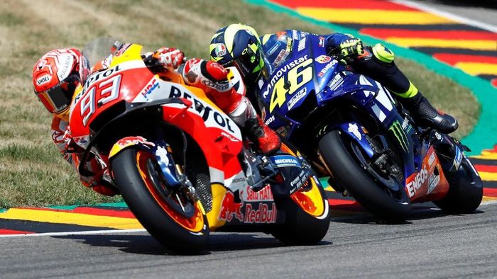 Valentino Rossi menilai Marc Marquez masih bisa meningkat, sekalipun sudah begitu superior. (Foto: Fabrizio Bensch / Reuters)