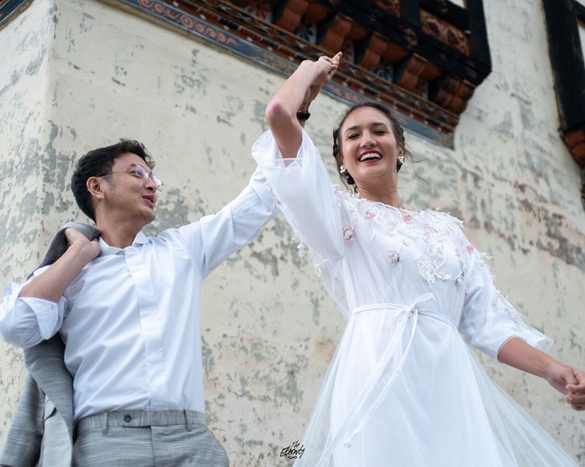 Puteri Indonesia 2005 Nadine Chandrawinata menambatkan hatinya pada aktor Dimas Anggara. Pernikahan keduanya berlangsung Mei 2018 di Bhutan, dan resepsinya dirayakan di Bali dan Jakarta, belum lama ini. Foto: Dok. Instagram