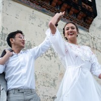 Puteri Indonesia 2005 Nadine Chandrawinata menambatkan hatinya pada aktor Dimas Anggara. Pernikahan keduanya berlangsung Mei 2018 di Bhutan, dan resepsinya dirayakan di Bali dan Jakarta, belum lama ini. Foto: Dok. Instagram