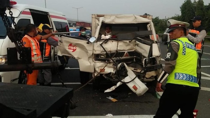 Mobil Boks Tabrak Pikap di Tol Halim, Sopir Terjepit
