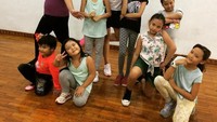 Lebih tepatnya, instruktur zumba, cardio dance, dan hiphop untuk anak-anak. Foto: Instagram/cantikafelder