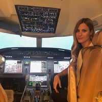 Ia kerap kali membagikan berbagai aktivitasnya di media sosial termasuk saat berada di pesawat hingga gaya liburannya. (Foto: Instagram)