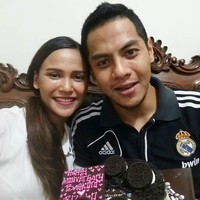 Sorry guys, Iko sudah punya gandengan nih. Sejoli ini sudah berpacaran sejak 2010. (Foto: Instagram/@ikobustomi)