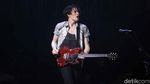 Aksi Romantis James Bay Berbatik di We The Fest 2018