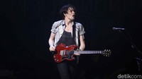 Beragam gitar, seperti Fender, Gibson, Ephiphone, hingga gitar akustik digunakan James Bay. Foto: Pradita Utama