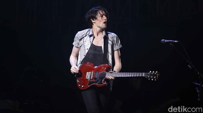 Aksi Romantis James Bay Berbatik di We The Fest 2018