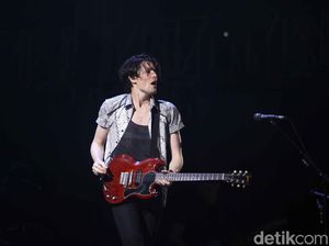 Aksi Romantis James Bay Berbatik di We The Fest 2018