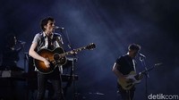 Lagu Wild Love dan Us yang dibawakan James Bay membuat suasana romantis semakin terbangun di panggung. Foto: Pradita Utama