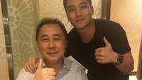Merayakan ulang tahun sang phografer, Boy pun tampak berfoto bersama.  Foto: Instagram @boywilliam17