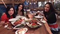 Makanan khas Sunda jadi menu pilihan Iis dan rekan pedangdutnya, Kristina. Olahan udang dan tumis kangkung di mejanya bikin ngiler ya? Foto: Instagram @isdadahlia
