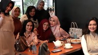 Pedangdut senior ini ternyata hobi ngopi. Bersama teman-temannya seperti Bella Saphira, Marini Zumarnis dan Alya Rohali, ia menikmati kopi sore. Foto: Instagram @isdadahlia