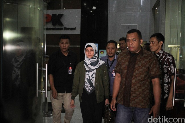 Inneke Koesherawati terlihat menenteng tas Louis Vuitton saat keluar dari gedung KPK usai menjalani pemeriksaan terkait kasus dugaan suap pada Kalapas Sukamiskin yang dilakukan suaminya, Fahmi Darmawansyah. Foto: Rifkianto Nugroho