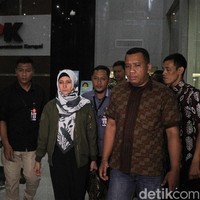 Inneke Koesherawati terlihat menenteng tas Louis Vuitton saat keluar dari gedung KPK usai menjalani pemeriksaan terkait kasus dugaan suap pada Kalapas Sukamiskin yang dilakukan suaminya, Fahmi Darmawansyah. Foto: Rifkianto Nugroho