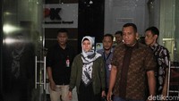 nneke keluar dari gedung KPK, Sabtu (21/7/2018) pukul 21.02 WIB. Inneke berjalan begitu saja melewati wartawan yang ada di lokasi, Jalan Kuningan Persada, Jakarta Selatan.  