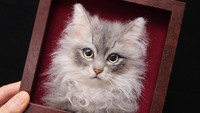Wakuneco sangat teliti dalam mengerjakan hiasan 3 dimensi ini. Segala detail diperhatikan dengan rinci agar hasilnya semakin terlihat nyata. Istimewa/Boredpanda.