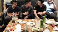Momen kebersamaan Boy bersama dengan para sahabat saat bersantai sambil menikmati makanan. Foto: Instagram @boywilliam17
