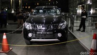 Sedangkan Mistubishi Triton Exceed berwarna hitam tampak masih baru dan tidak terdapat plat nomor kendaraan. 