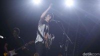 Menjelang akhir, James Bay membawakan Best Fake Smile dan Simply The Best. Foto: Pradita Utama