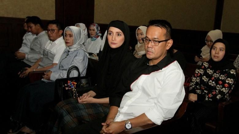 Inneke Koesherawati; Bintang Panas, Hijrah, hingga Diamankan KPK Inneke Koesherawati; Bintang Panas, Hijrah, hingga Diamankan KPK
