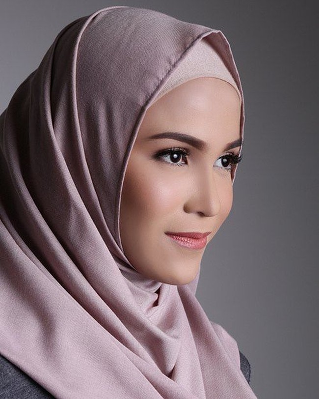 Ketika Iko berpose dalam balutan hijab. Kelihatan makin cantik yah? (Foto: Instagram/@ikobustomi)