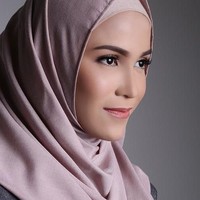 Ketika Iko berpose dalam balutan hijab. Kelihatan makin cantik yah? (Foto: Instagram/@ikobustomi)