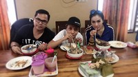 Sering bernyanyi ke daerah, Iis mencicip kuliner khas setempat. Di Palu ia menikmati olahan sup kaki sapi, kaledo. Foto: Instagram @isdadahlia