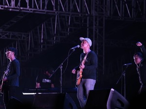 Konser Efek Rumah Kaca Jadi Ajang Sosialisasi Tentang Hak Cipta